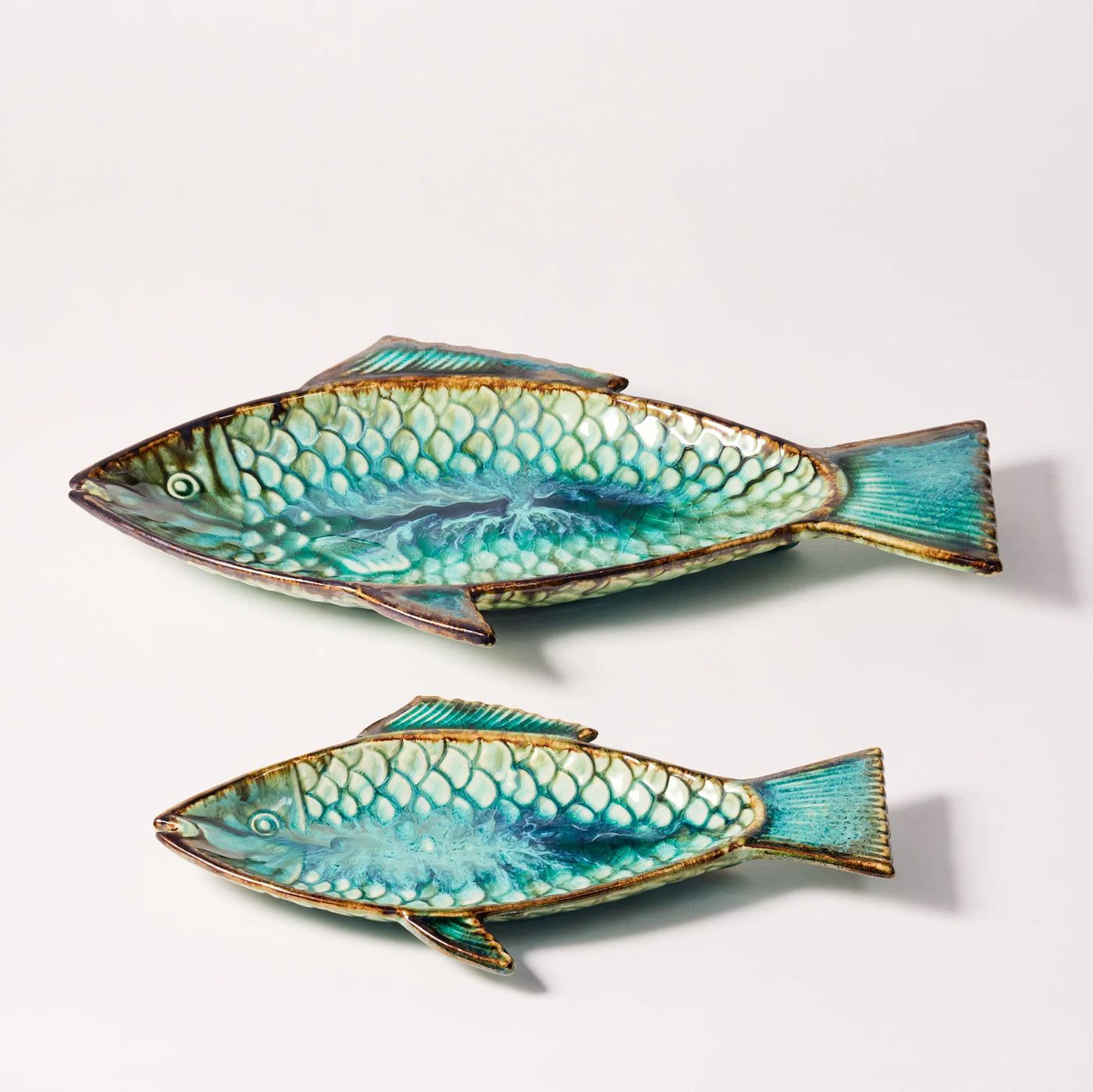 Fish shaped serving plate outlet