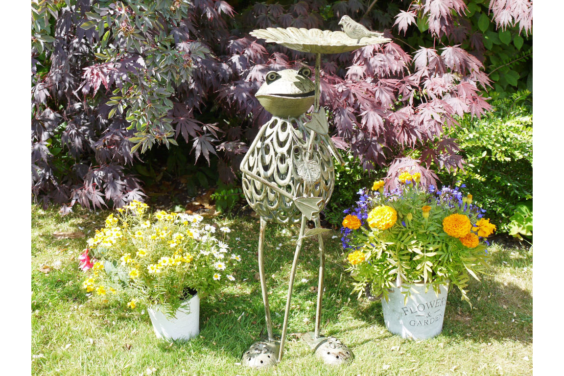 Metal Frog Bird Feeder Garden Ornament – Whimsical Outdoor Décor