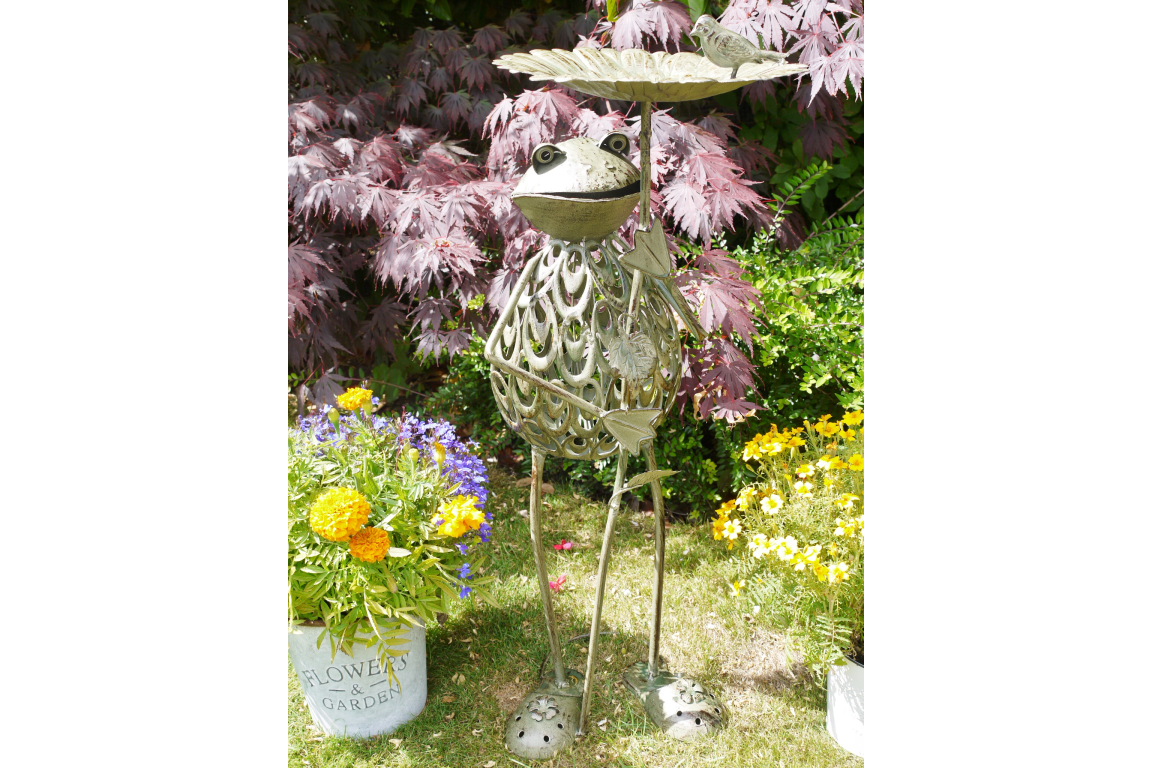 Metal Frog Bird Feeder Garden Ornament – Whimsical Outdoor Décor