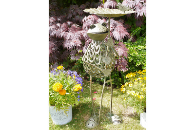 Metal Frog Bird Feeder Garden Ornament – Whimsical Outdoor Décor