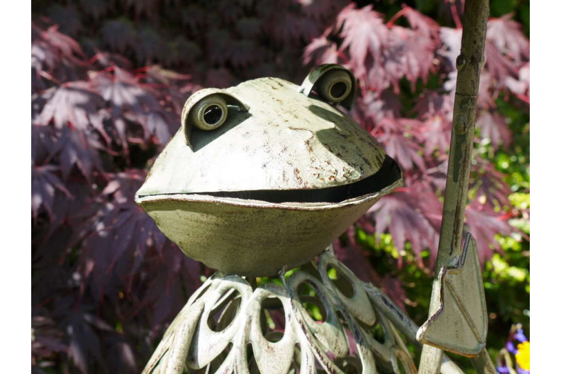 Metal Frog Bird Feeder Garden Ornament – Whimsical Outdoor Décor