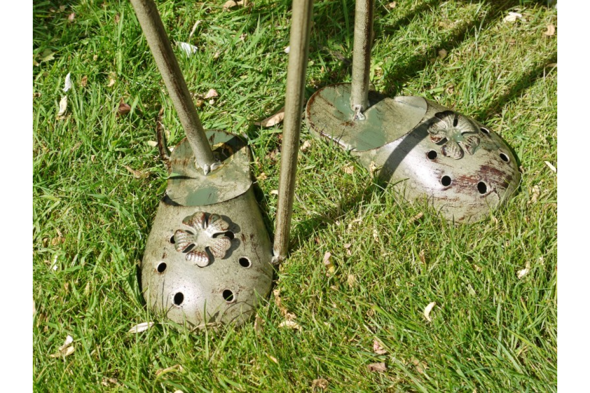 Metal Frog Bird Feeder Garden Ornament – Whimsical Outdoor Décor