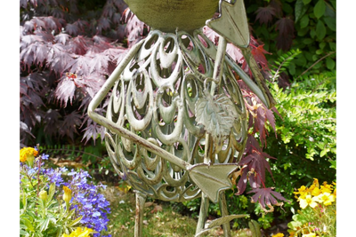 Metal Frog Bird Feeder Garden Ornament – Whimsical Outdoor Décor