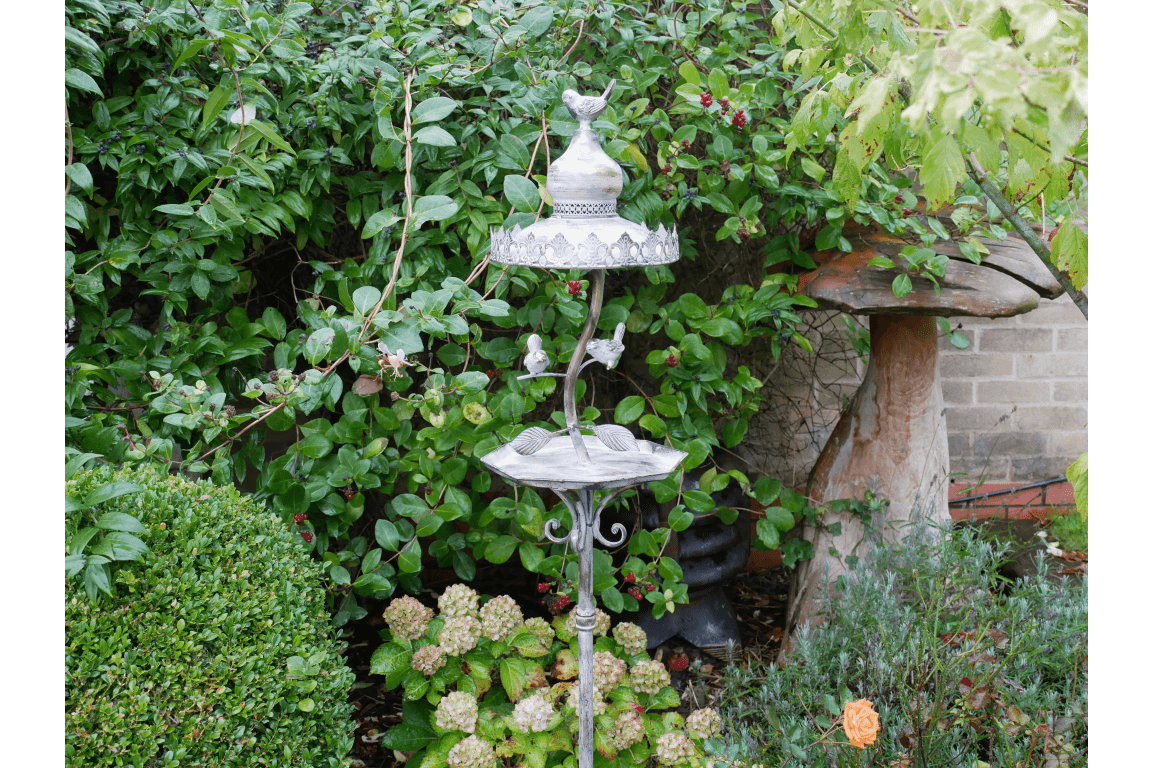 Ornate Standing Bird Feeder with Decorative Birds – Vintage Garden Decor