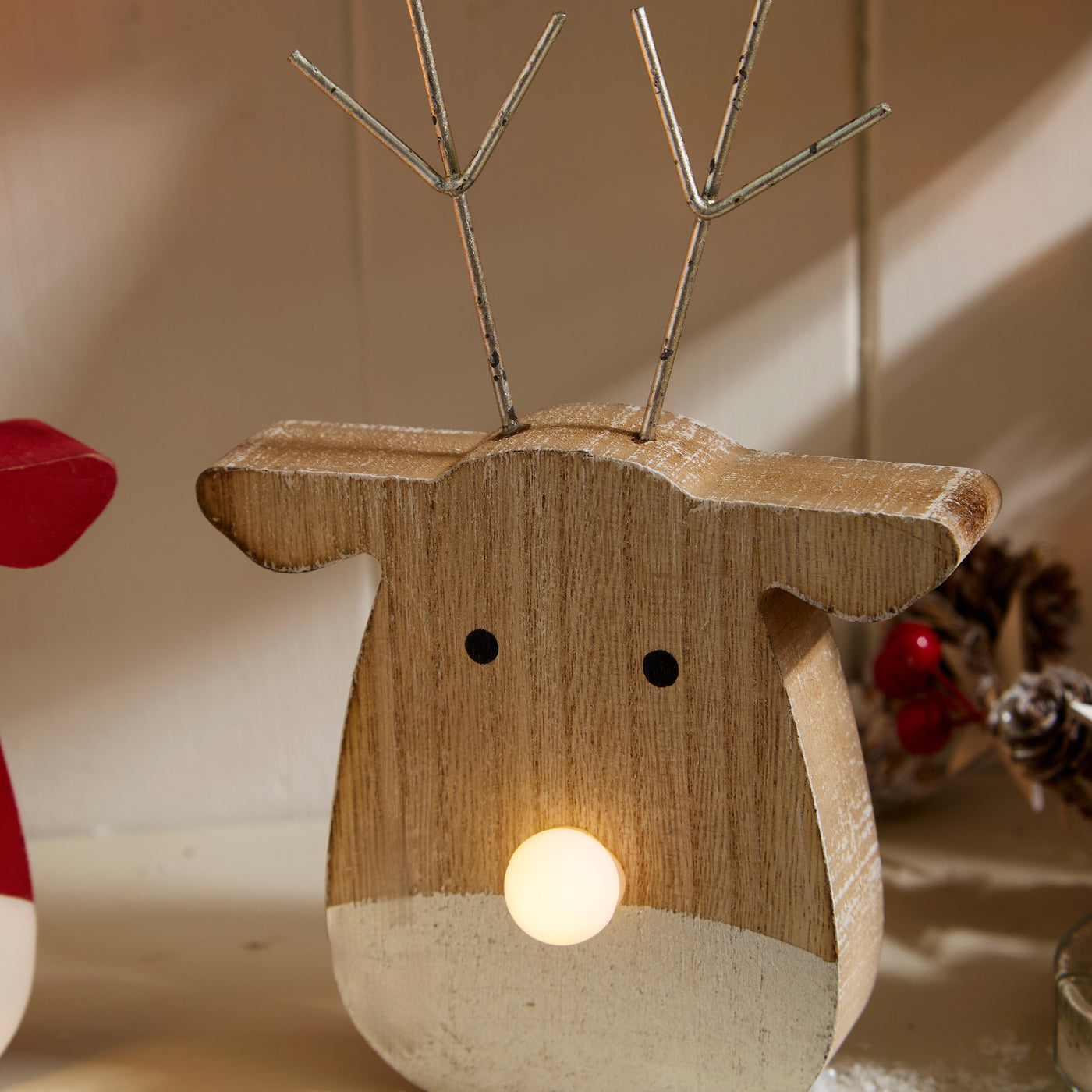 Light-Up Wooden Reindeer Head Ornament – Festive Christmas Shelf Sitter
