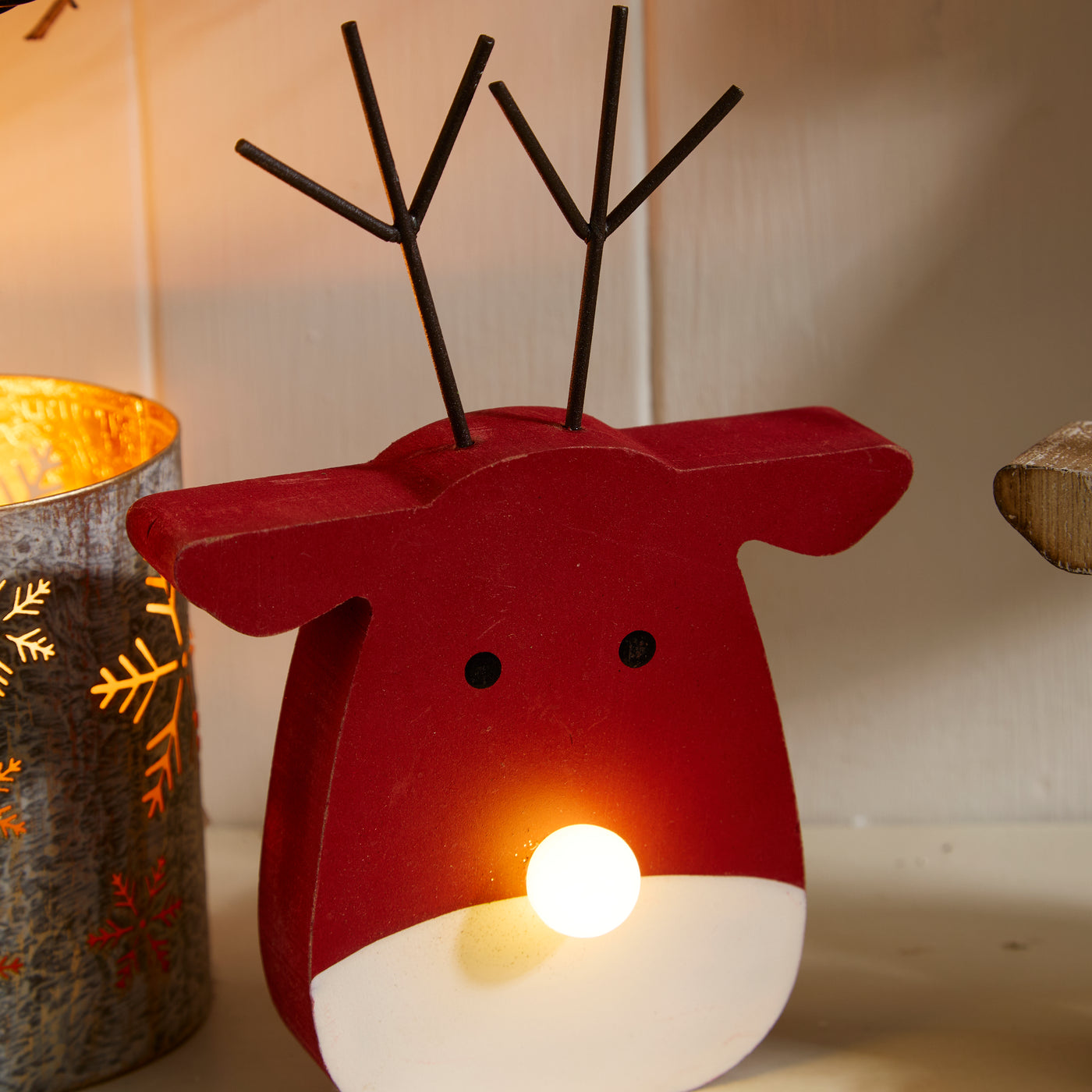 Light-Up Wooden Reindeer Head Ornament – Festive Christmas Shelf Sitter