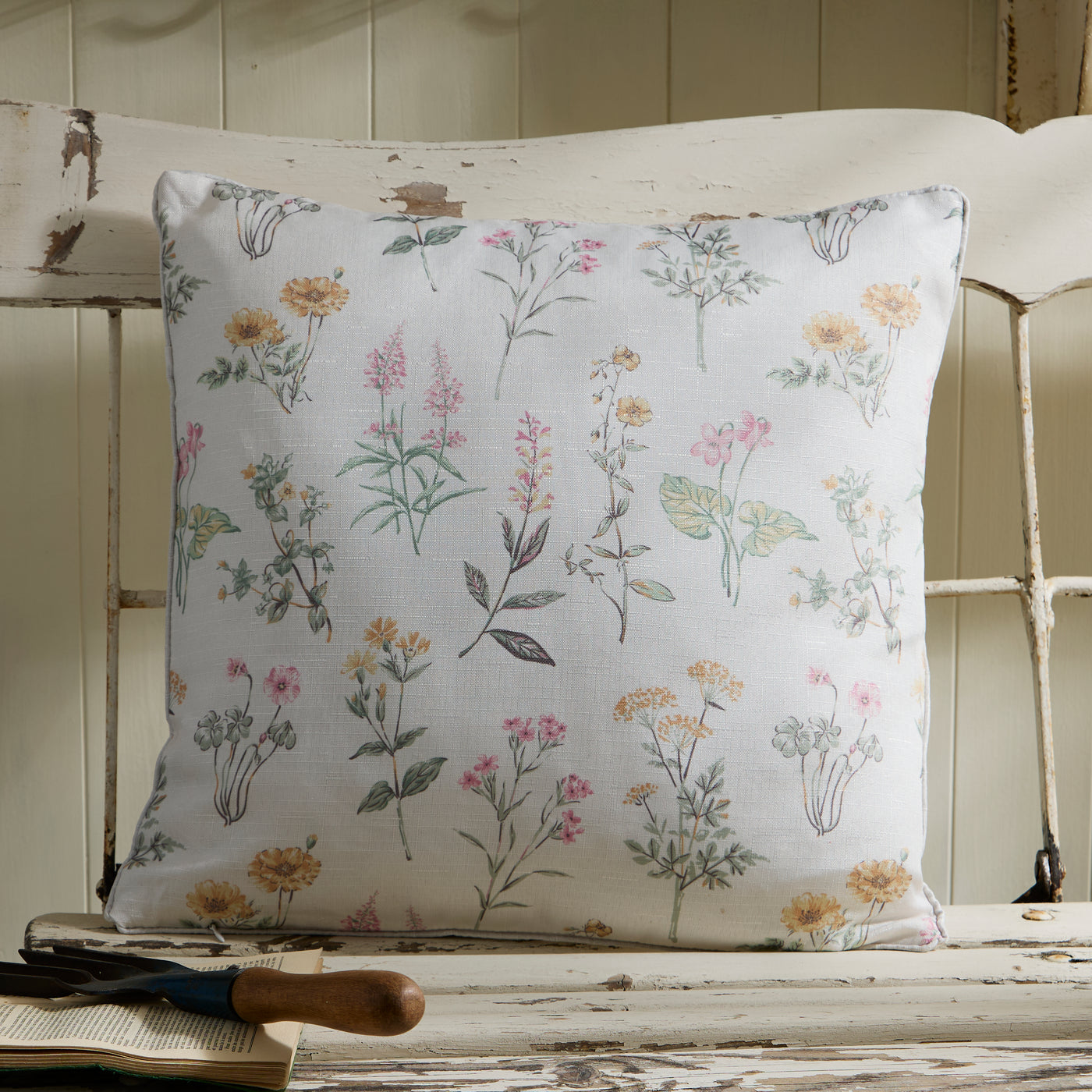 Floral Outdoor Cushion Vintage Cream – Water-Resistant Pillow for Garden & Home