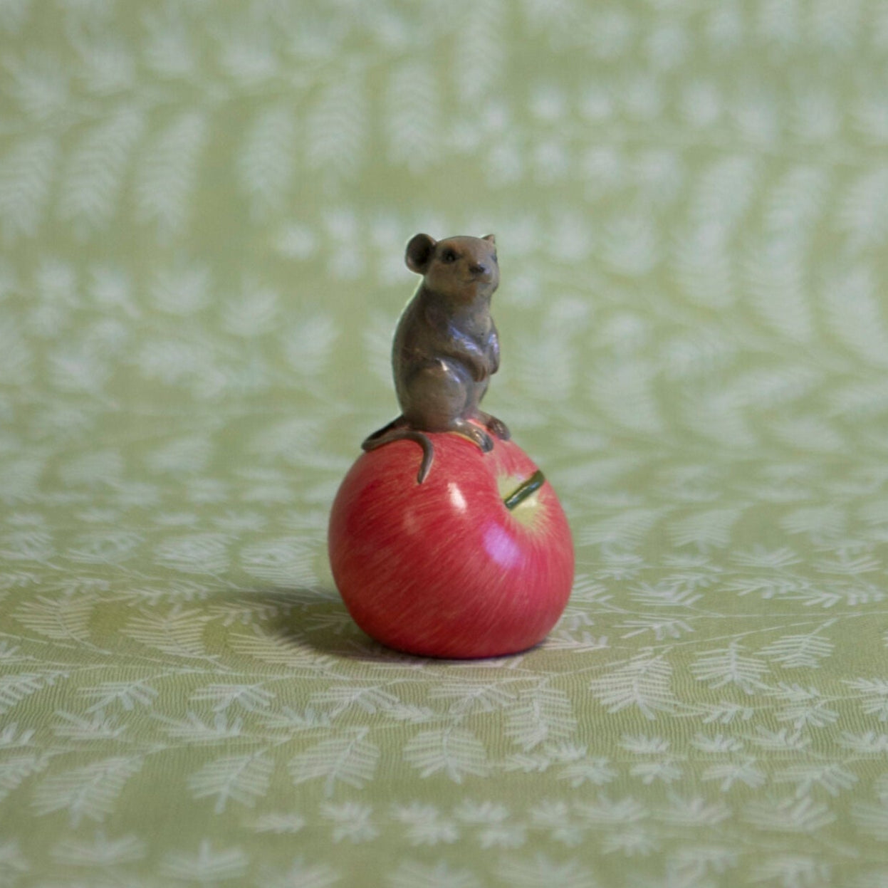 Mouse on Apple Ornament – Rustic Country-Style Decor