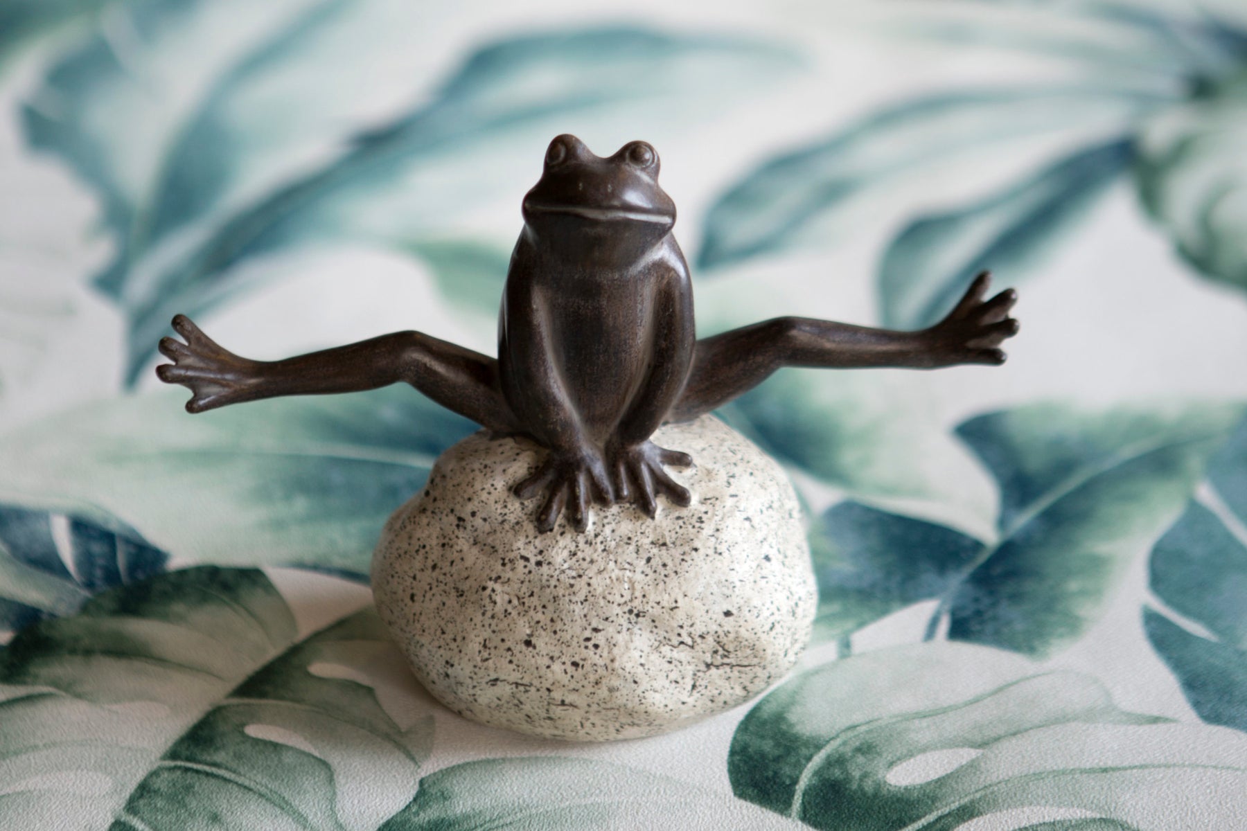 Leapping Frog Leaping Frog Statue – Fun Stretching Frog Ornament on Rock – LIVE LAUGH ...